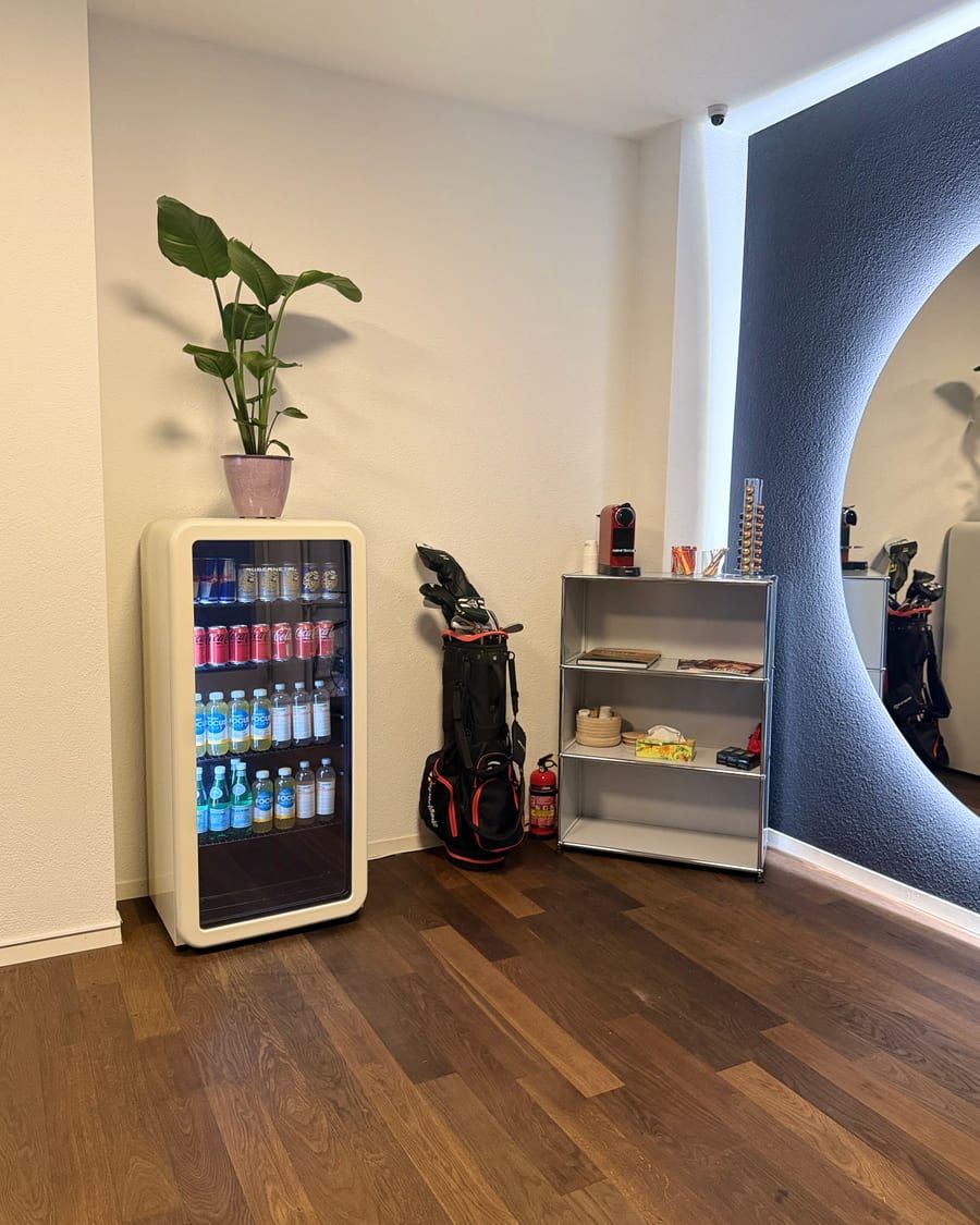 Getränkekühlschrank und Kaffeestation in der Lounge